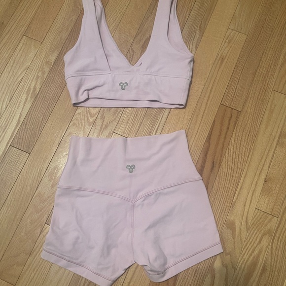 Aritzia TNA matching active wear set - Picture 2 of 2